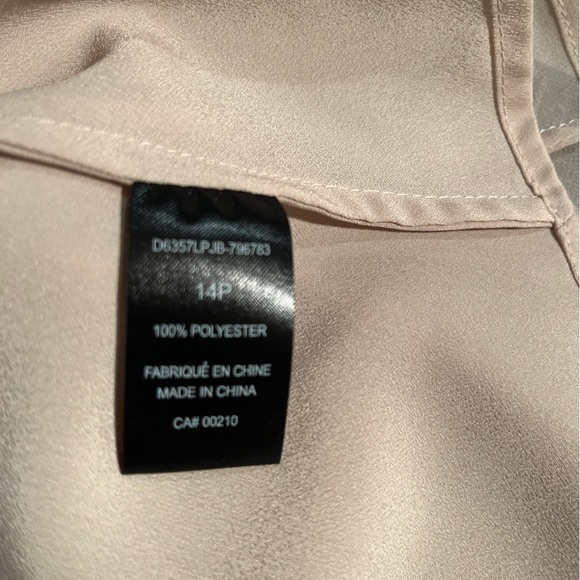 This Jeanne Beker size 14P, 100% polyester with buttons going down the front - Picture 10 of 10